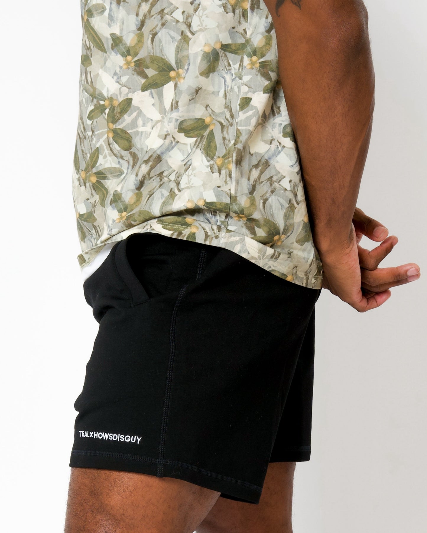 Howsdisguy 7" Cotton Shorts in Black