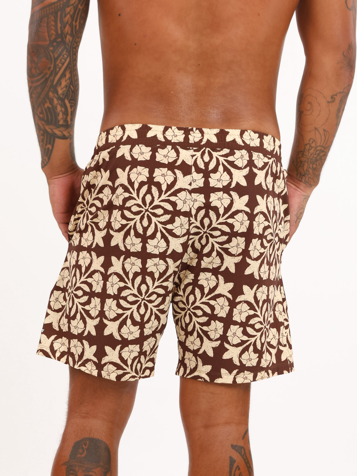 Luxe Hybrid 6” Men's Shorts in Brown Puakenikeni Quilt