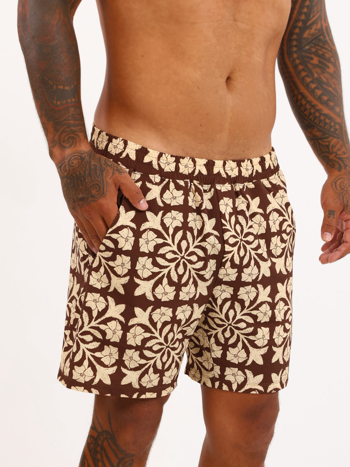 Luxe Hybrid 6” Men's Shorts in Brown Puakenikeni Quilt