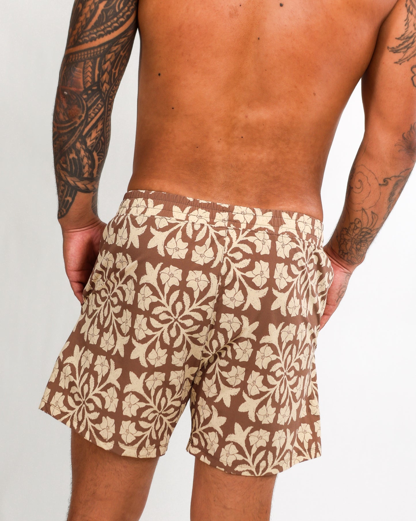 Luxe Hybrid 5” Men's Shorts in Brown Puakenikeni Quilt