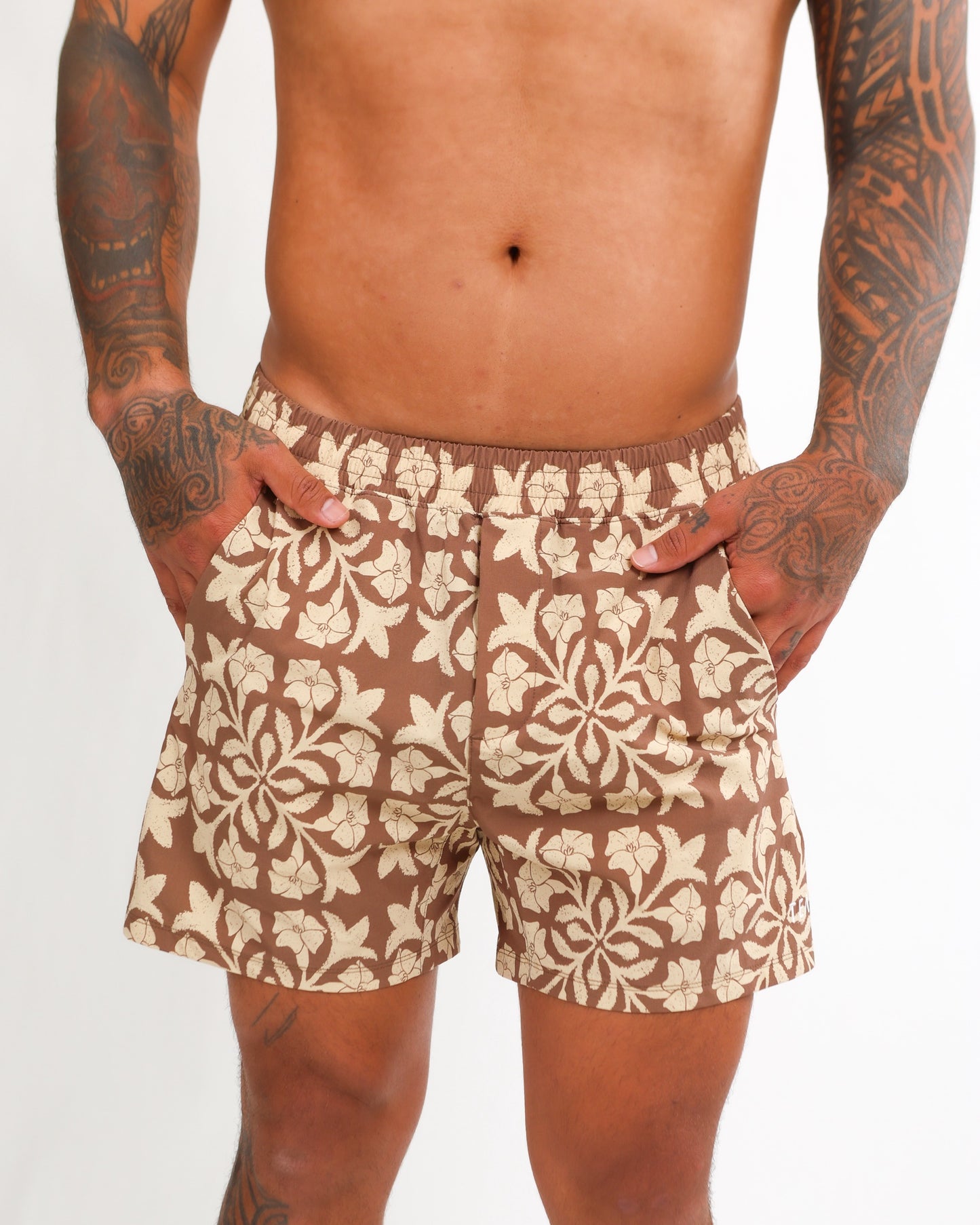 Luxe Hybrid 5” Men's Shorts in Brown Puakenikeni Quilt