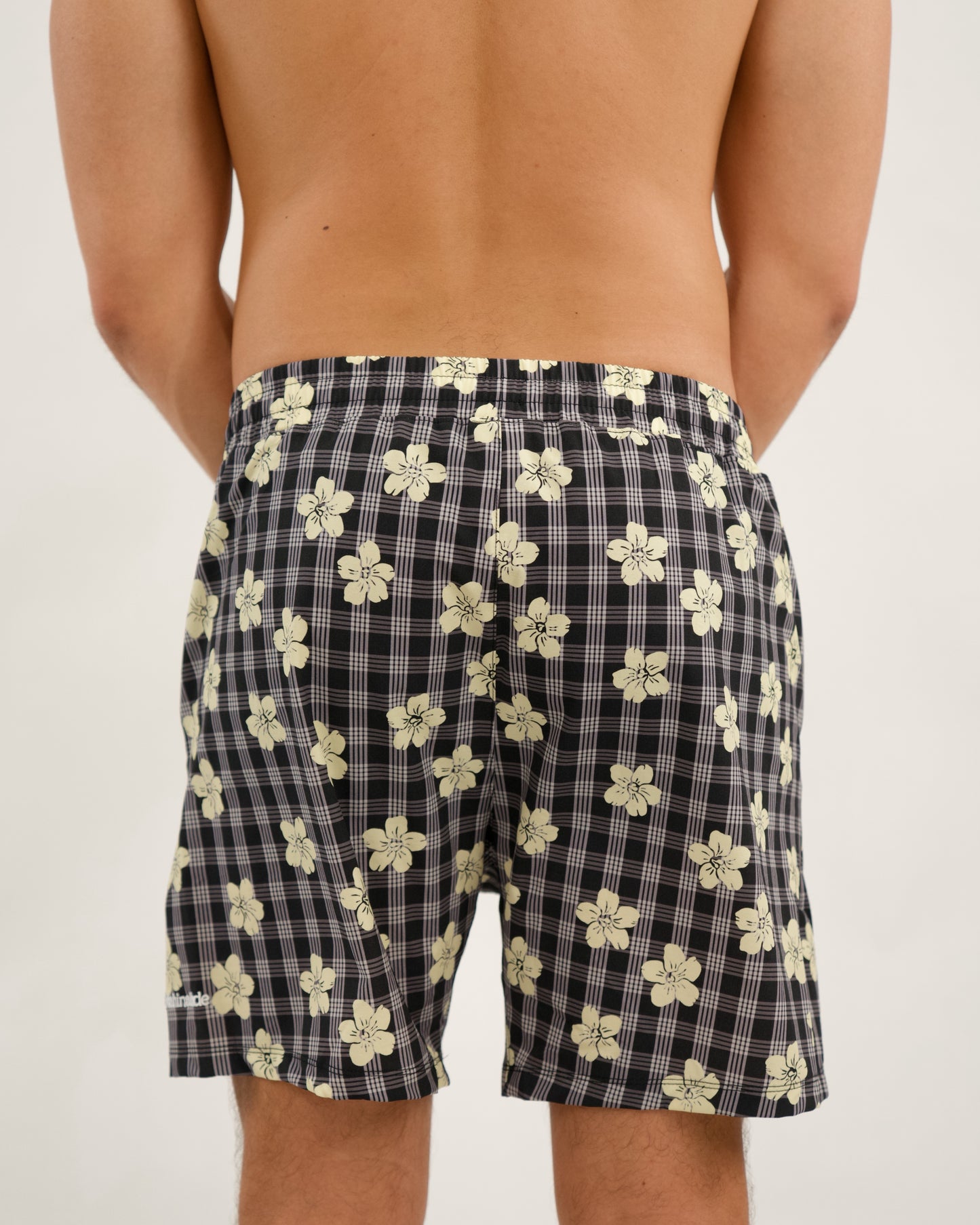 Luxe Hybrid 6” Men's Shorts in Black Puakenikeni