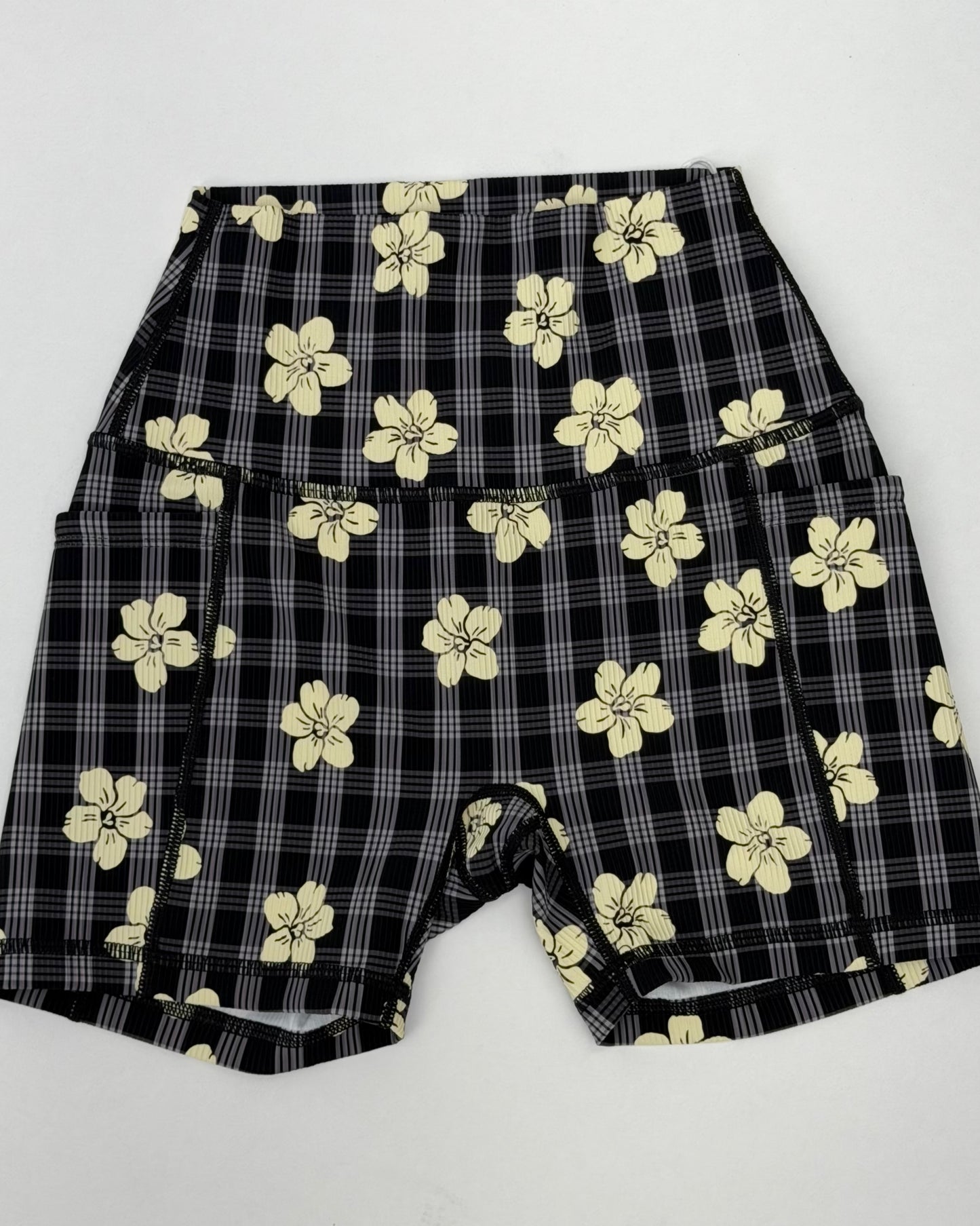 Essential 4" Biker Short in Black Puakenikeni