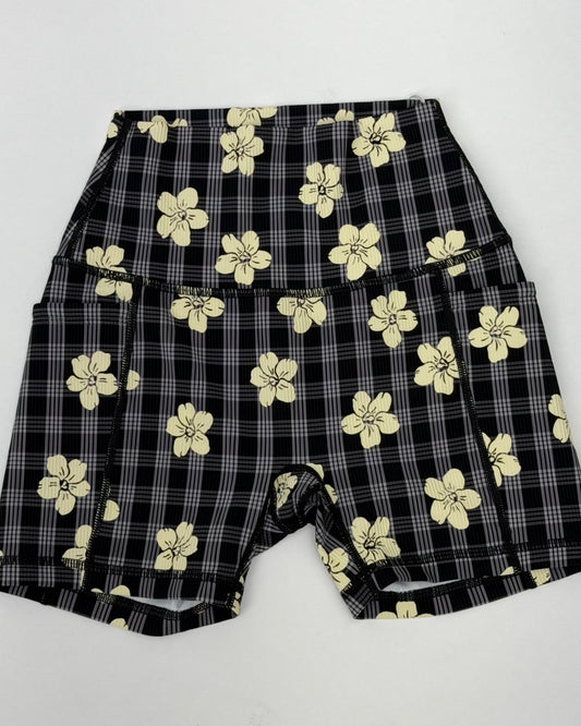 Essential 4" Biker Short in Black Puakenikeni