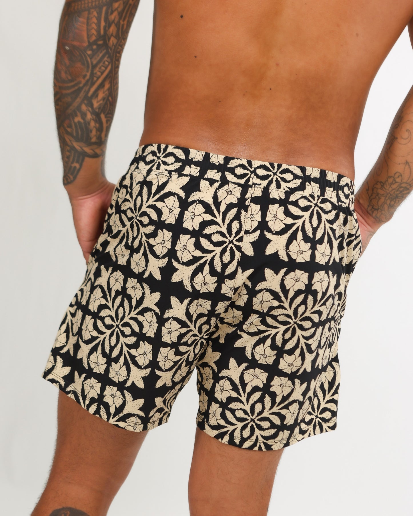 Luxe Hybrid 5” Men's Shorts in Black Puakenikeni Quilt